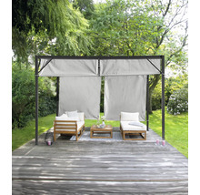 Gartenpavillon mit Holzmöbeln auf einer Holzterrasse im Garten.