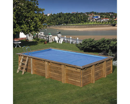 Aufstellpool mit Holzverkleidung und Poolabdeckung im Garten