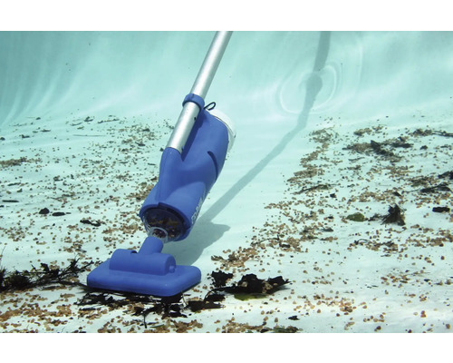 Poolreiniger im Einsatz unter Wasser zur Beseitigung von Schmutz