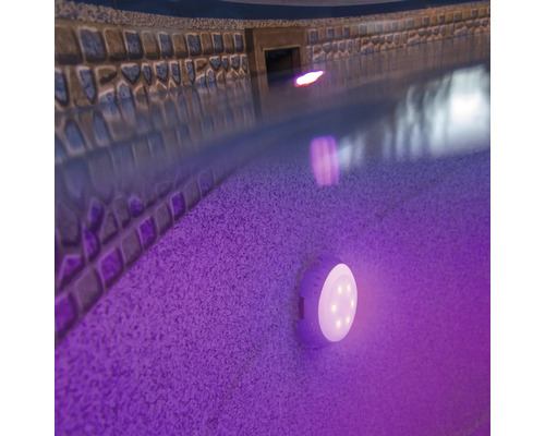 Beleuchteter Pool mit Unterwasserleuchte