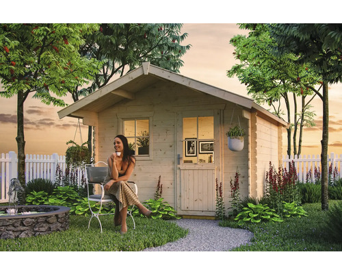 Blockbohlenhaus SKAN HOLZ Como mit Fußboden 340 x 300 cm natur Gartenhaus mit Frau im Garten