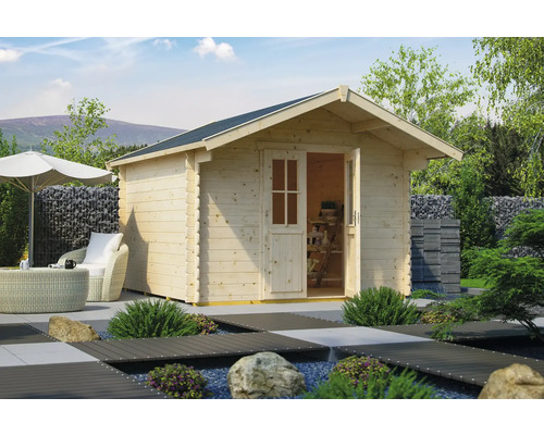 Blockbohlenhaus SKAN HOLZ Faro mit Fußboden 340 x 400 cm natur Holz Gartenhaus mit geöffneter Tür in einer Gartenszene
