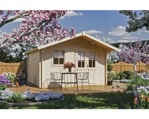 Blockbohlenhaus SKAN HOLZ Malaga mit Fußboden 380 x 440 cm natur Holzgartenhaus mit Terrasse, Gartenmöbeln und üppiger Bepflanzung in einer Gartenszene
