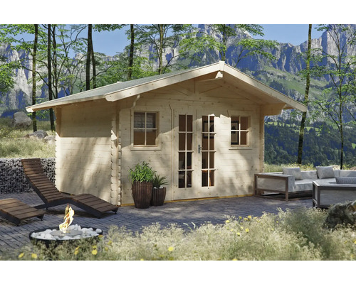 Blockbohlenhaus SKAN HOLZ Davos mit Fußboden 480 x 430 cm natur Holzgartenhaus mit Terrasse, Gartenmöbeln und Feuerstelle in Berglandschaft