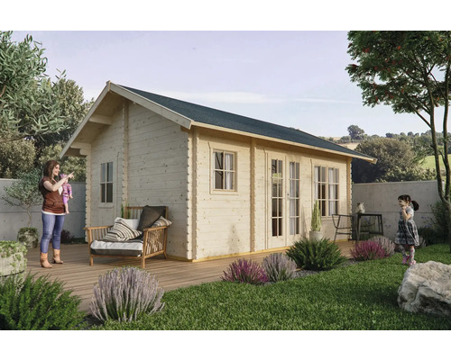 Blockbohlenhaus SKAN HOLZ Esbjerg 1 mit Fußboden 480 x 620 cm natur Holzgartenhaus mit Fenstern und Türen in einem Garten mit Pflanzen und Gartenmöbeln.