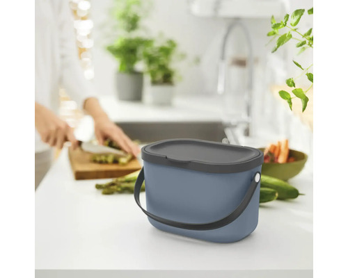 Küchenszene mit Bioabfalleimer auf einer Küchentheke