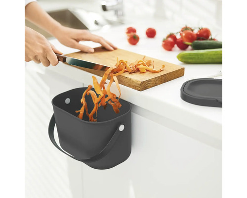 Küchenszene mit Abfallbehälter zum Einhängen an einer Schublade oder Schranktür