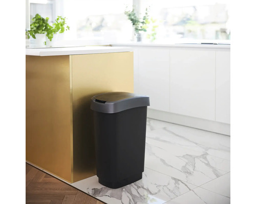 Abfalleimer aus Kunststoff in einer hellen Küche