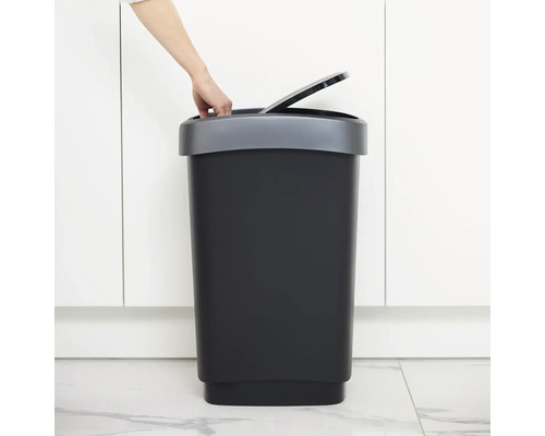 Abfalleimer mit Deckel in einem hellen Raum mit einer Hand, die den Deckel öffnet
