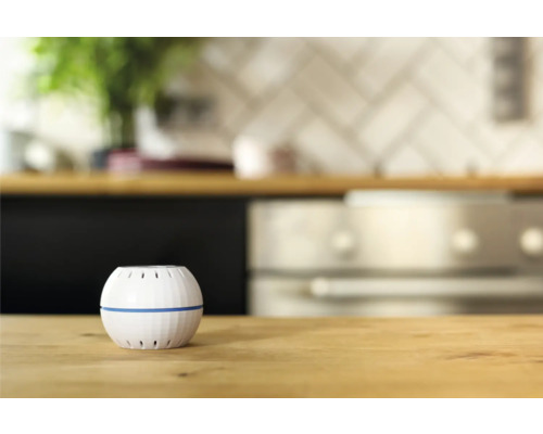 Raumlufterfrischer auf einem Holztisch in der Küche