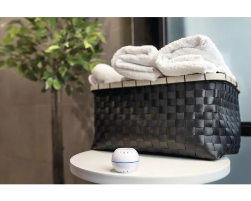 Dekorative Aufbewahrungskörbe mit Textilien im Badezimmer