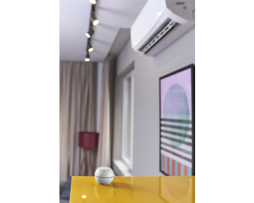 Szene eines klimatisierten Raumes mit einem Smart-Home-Gerät auf einem Tisch