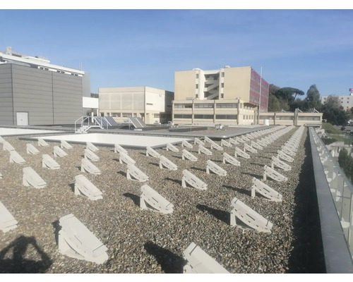 Dachansicht mit Kies und Solarpanelhalterungen