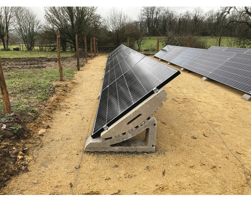 Solaranlage mit Betonfundament auf einem Feld