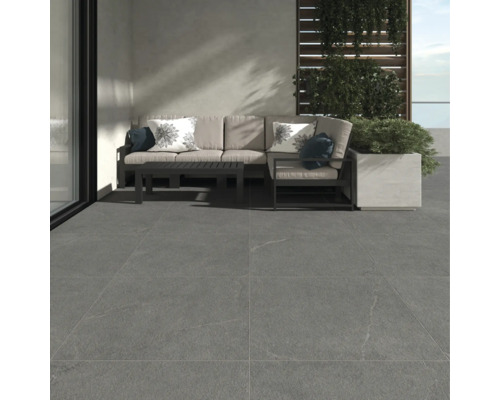 Graue Terrassenfliesen auf einer Terrasse mit Gartenmöbeln