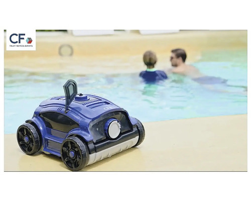 Blauer Poolreinigungsroboter neben einem Pool mit zwei Personen