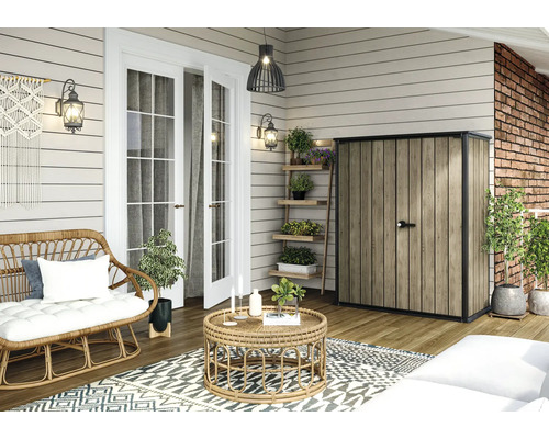 Terrasse mit Gartenhaus, Rattansitzgruppe und Dekoration