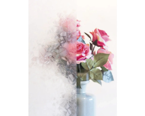 Fensterfolie mit Glasmuster und dahinter Blumen in einer Vase