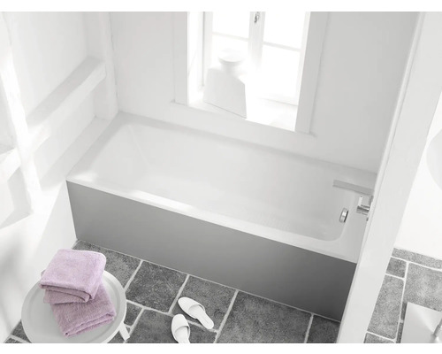 Badezimmeransicht von oben mit Badewanne, Handtüchern und Hausschuhen