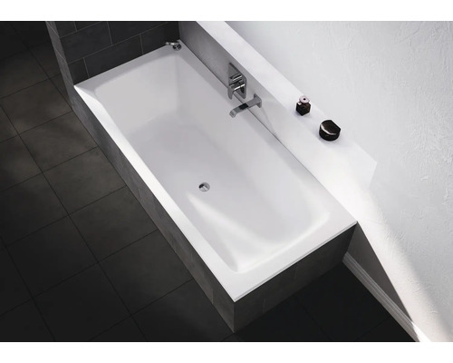 Badezimmer mit weißer Badewanne und Armatur