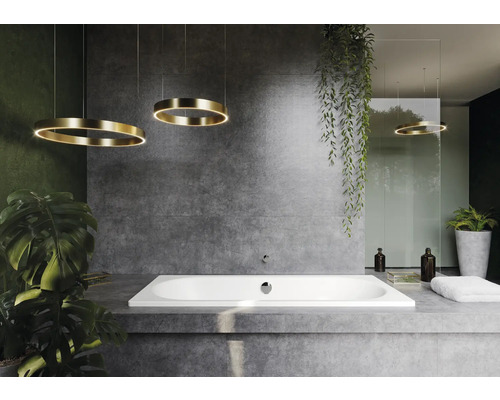 Helles Badezimmer mit Badewanne, Pflanzen und kreisförmigen Pendelleuchten