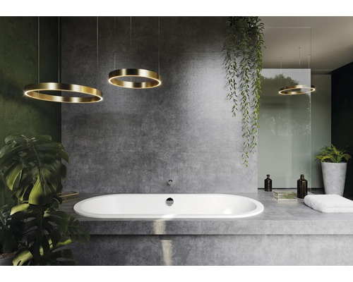 Badezimmer mit freistehender Badewanne, Hängeleuchten und Zimmerpflanzen für ein natürliches Ambiente