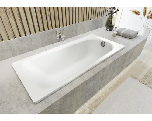 Eingebaute Badewanne in einem hellen Badezimmer