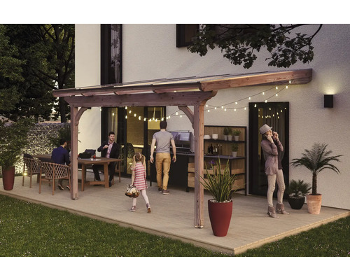 Terrassenüberdachung SKAN HOLZ Ravenna 434x250 cm natur Familie entspannt auf der Terrasse mit Holzpergola, Grill und Gartendekoration.
