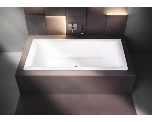 Rechteckige Badewanne in einem modern gestalteten Badezimmer