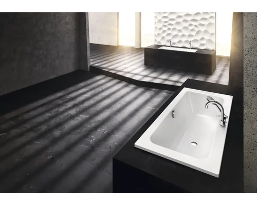 Badezimmer mit weißer Badewanne und modernem Design