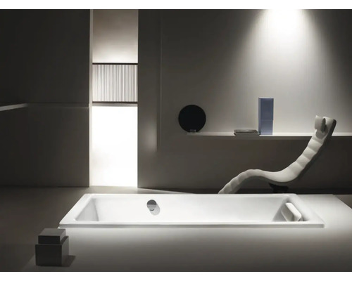 Modernes Badezimmer mit Badewanne und Liege