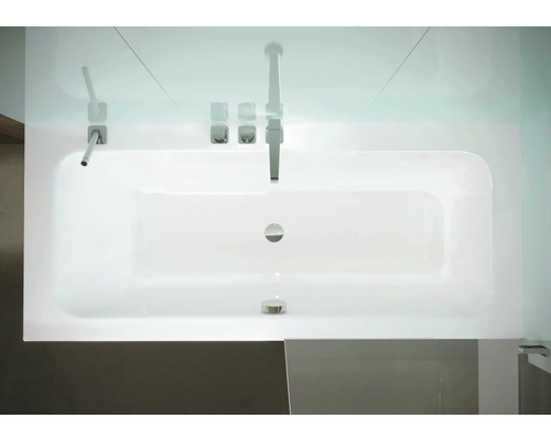 Aufsicht auf eine rechteckige Badewanne mit Armatur und Duschwand