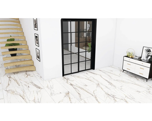 Heller Raum mit Treppe, Schiebetür und Kommode
