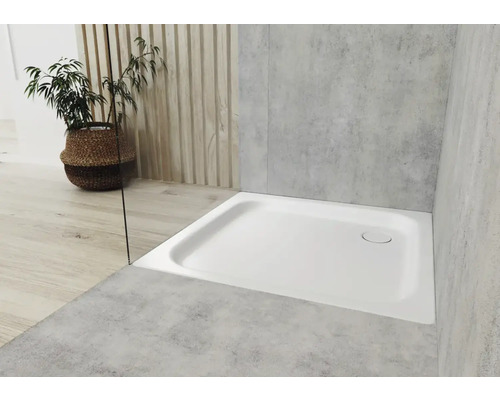 Badezimmer mit flacher Duschwanne, verkleidet mit Paneelen.