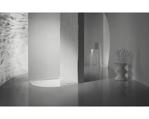 Heller Raum mit Dusche, Lampe und Dekoration