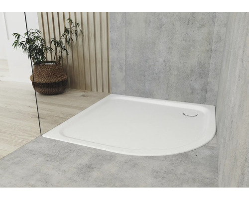 Eckige Duschwanne aus Sanitäracryl im Badezimmer.