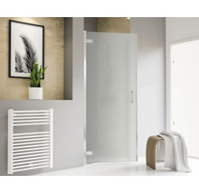 Modernes Badezimmer mit Duschkabine aus Glas, Handtuchwärmer und Hocker