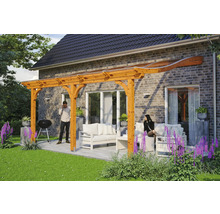 Holzpergola mit transparentem Dach auf einer Terrasse mit Gartenmöbeln