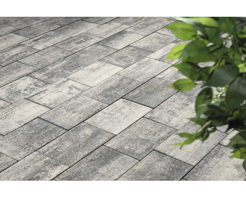 Verlegte Pflastersteine mit Rechteckformat und unregelmäßiger Oberflächenstruktur