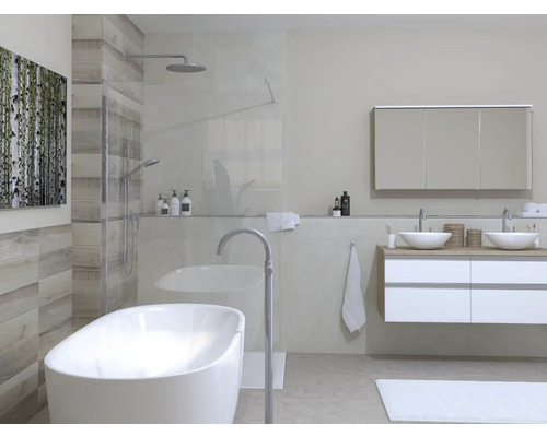 Helles Badezimmer mit freistehender Badewanne, Waschtisch mit zwei Waschbecken und Dusche.