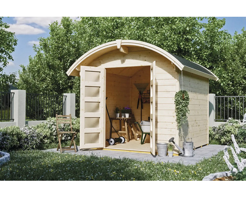 Blockbohlenhaus SKAN HOLZ Delft mit Fußboden 290 x 310 cm natur Gartenszene mit einem offenen Holzgartenhaus mit abgerundetem Dach und Gartengeräten