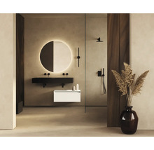 Modernes Badezimmer mit beleuchtetem Spiegel, schwarzem Doppelwaschtisch und weißem Unterschrank.