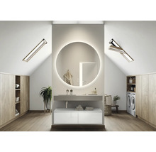 Modernes Badezimmer mit Waschbecken, Spiegel, Dachfenstern und Waschmaschine in einem Haus mit Dachschräge