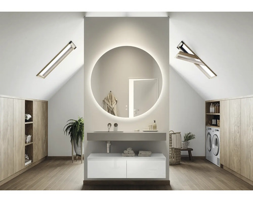 Modernes Badezimmer mit Waschbecken, Spiegel, Dachfenstern und Waschmaschine in einem Haus mit Dachschräge