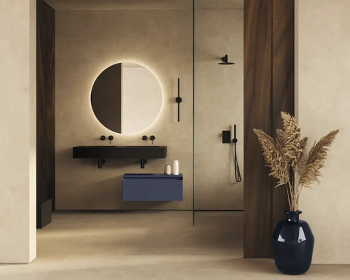 Badezimmer mit Waschtisch, Spiegel, Dusche und Dekoration