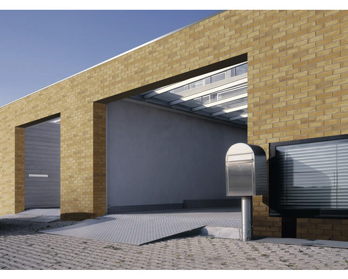 Gebäude mit Ziegelmauerwerk, Garageneinfahrt und Briefkasten