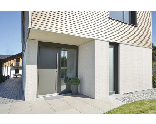 Modernes Haus mit Haustür, Fenster und Fassade aus Holz und Stein