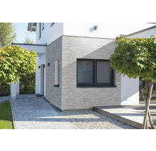 Hausfassade mit Verblendsteinen im Außenbereich