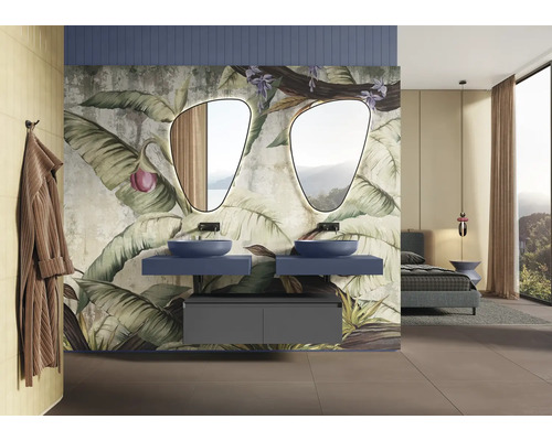 Modernes Badezimmer mit zwei Waschbecken, Spiegeln und tropischer Tapete.