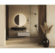 Badezimmer mit Waschtisch, Spiegel mit Beleuchtung und Dusche